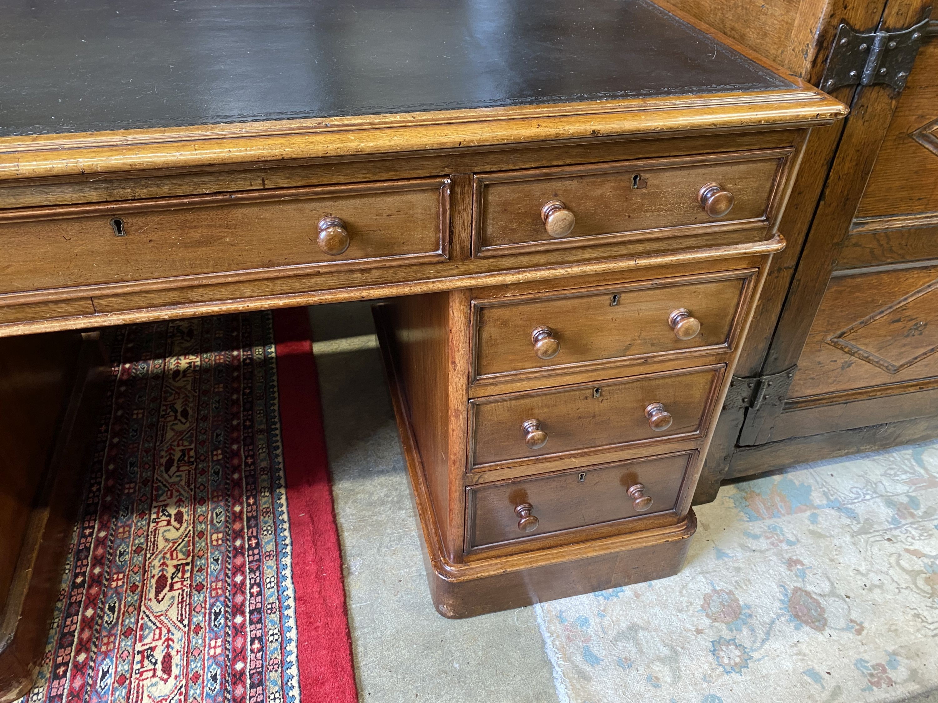 A Victorian mahogany pedestal desk, fitted with nine small drawers, length 138cm, depth 68cm, height 77cm